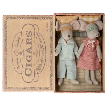 Mum & Dad mice in a cigar box (15cm)
