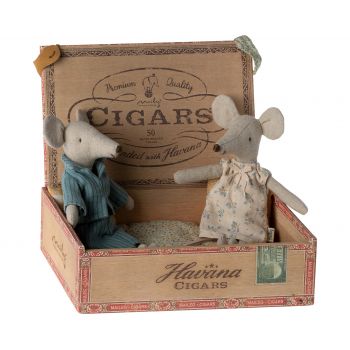Mum & Dad Mice in Cigar Box (15cm)