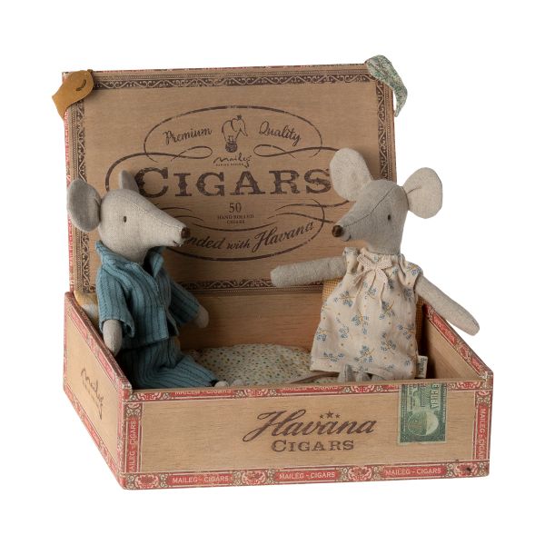 Mum & Dad Mice in Cigar Box (15cm)