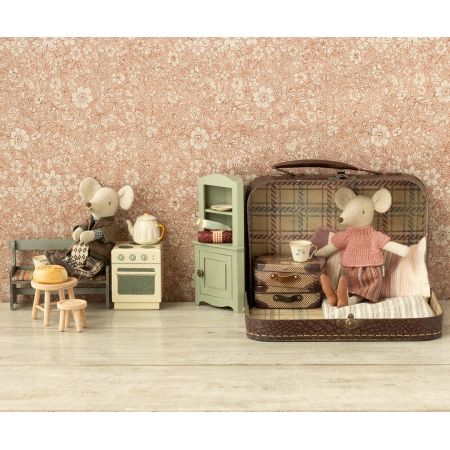 Knitted blouse and skirt in suitcase - Grandma mouse