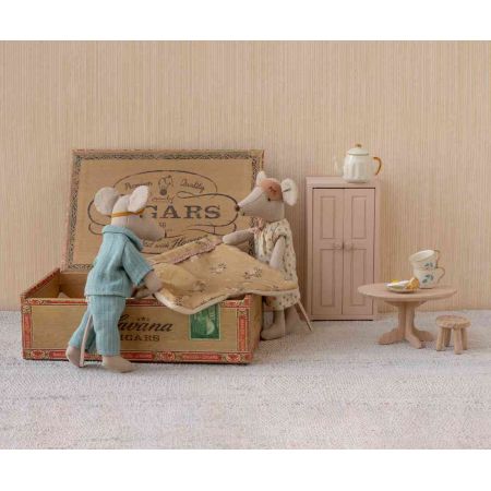 Mum & Dad Mice in Cigar Box (15cm)