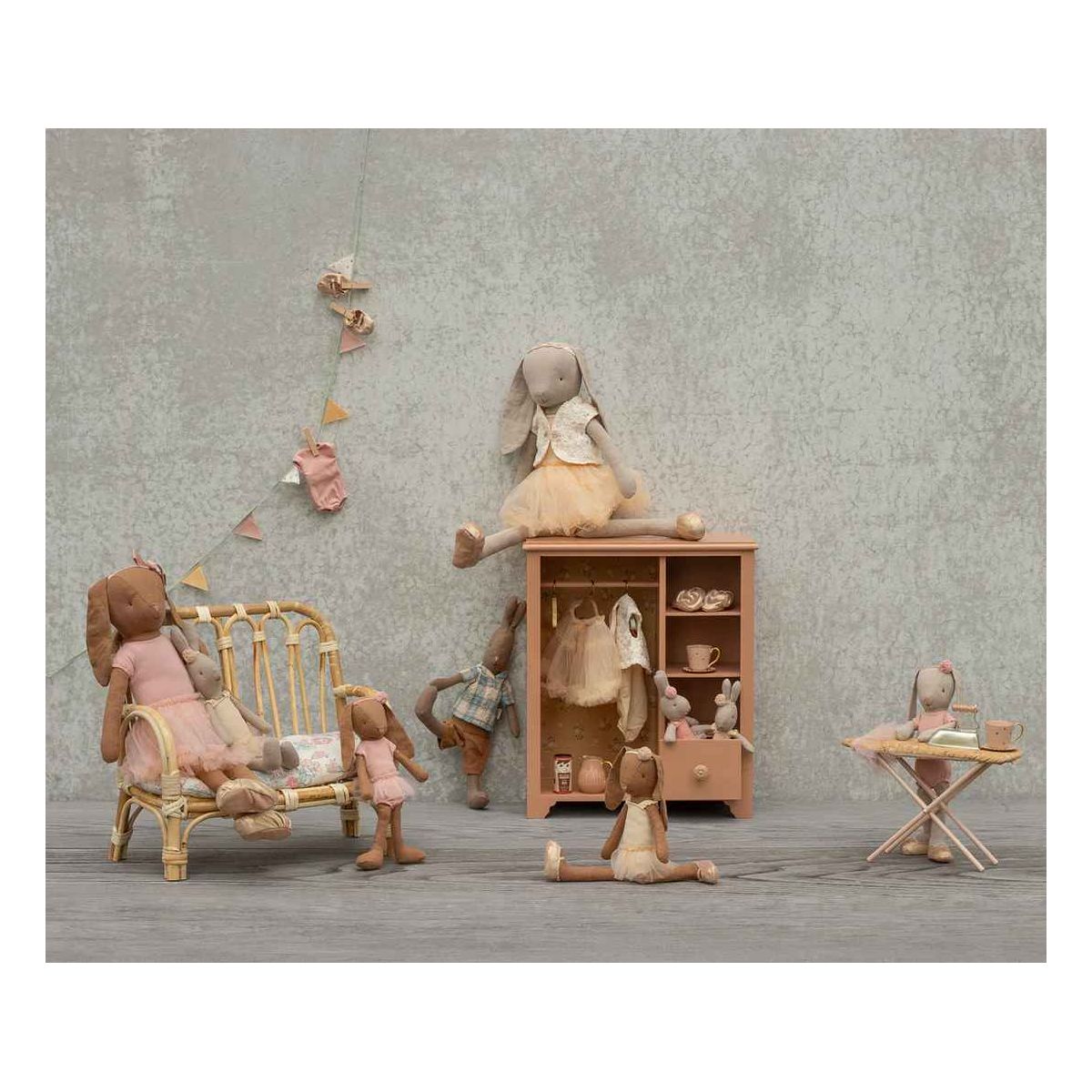 Armario de madera Rosa empolvado - 3 perchas (33cm) Armario de madera Rosa empolvado - 3 perchas (33cm)