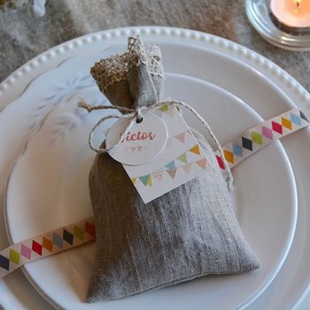 Customized linen candy favor bag. Garland 2